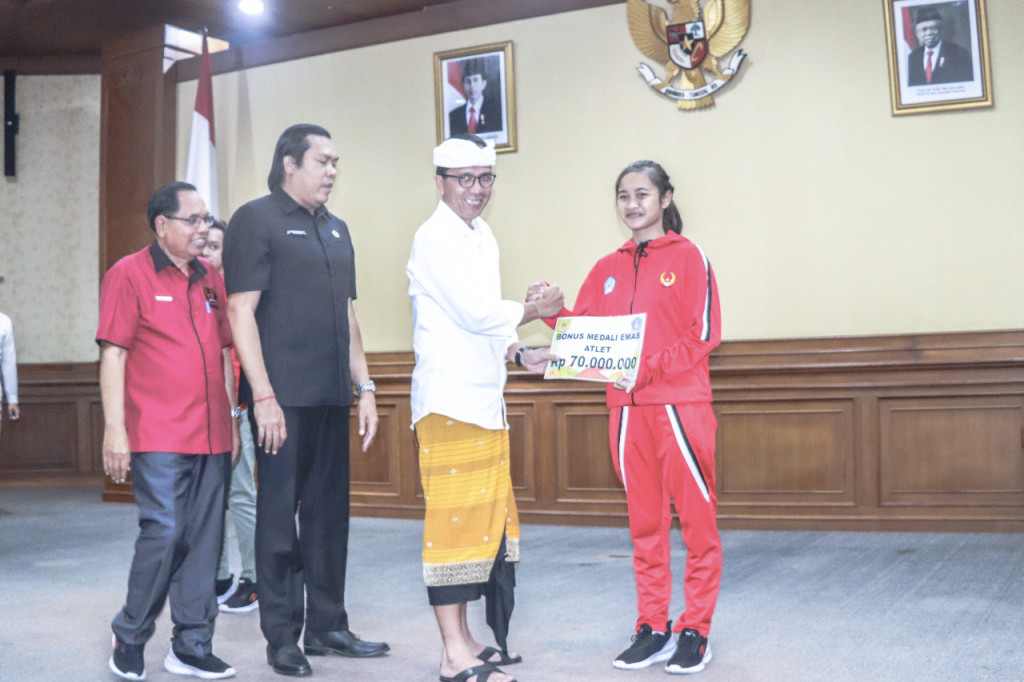 Sekda Adi Arnawa Serahkan Bonus Bagi Atlet